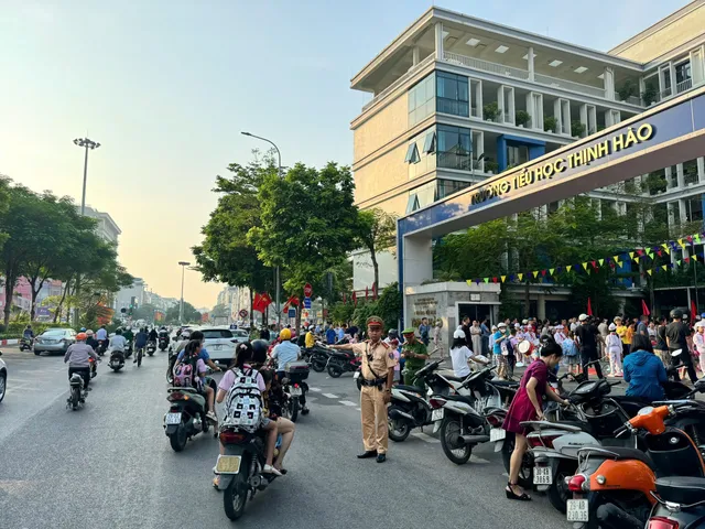 Cảnh sát giao thông Hà Nội tăng cường an toàn giao thông tại cổng trường - Ảnh 3.