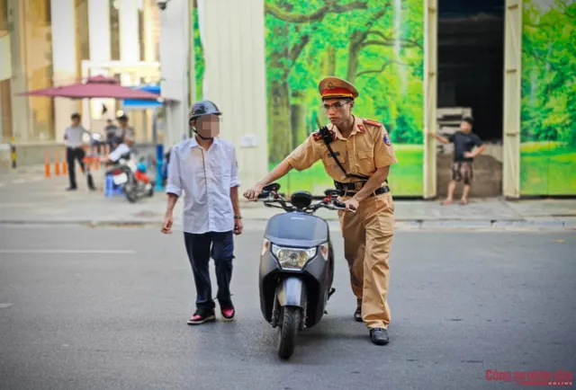 Cảnh sát giao thông Hà Nội tăng cường an toàn giao thông tại cổng trường - Ảnh 5.