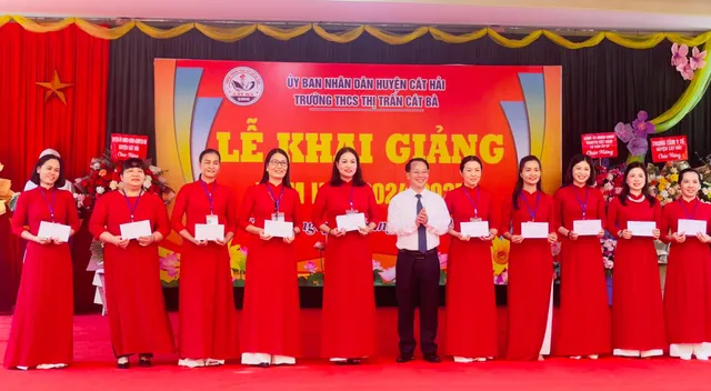 Học sinh trên đảo Cát Bà háo hức khai giảng năm học mới - Ảnh 2.