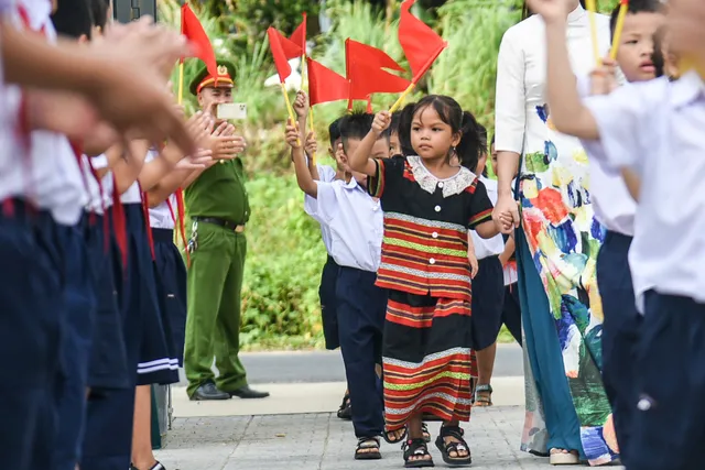 Niềm vui tựu trường trẻ em đồng bào Cơ Tu - Ảnh 3.