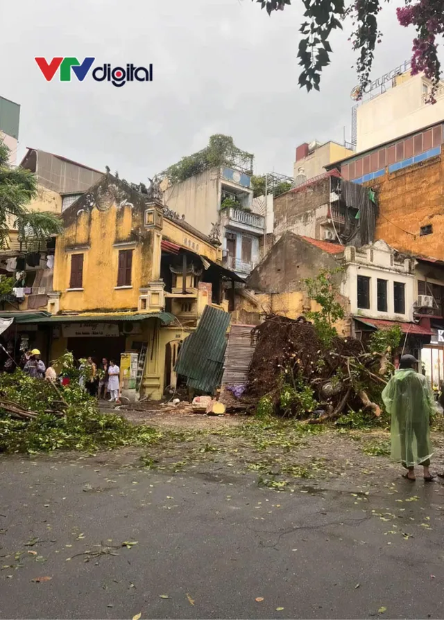 Hà Nội: Sập tường nhà cổ trên phố Hàng Cá khiến 3 người bị thương - Ảnh 1.