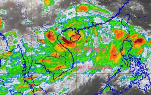 Bão số 3 giảm 1 cấp nhưng vẫn rất mạnh - Ảnh 1.