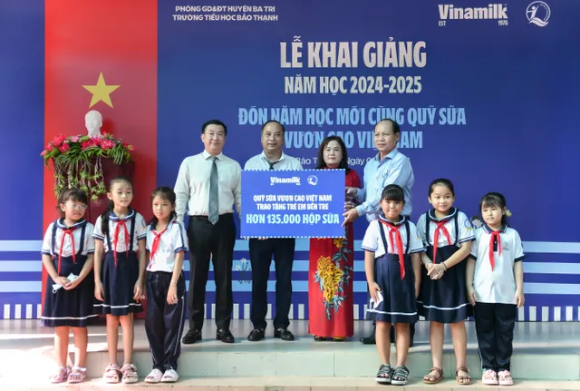 Vinamilk trao tặng  gần  200.000 hộp sữa cho trẻ em nhân ngày hội tựu trường - Ảnh 1.