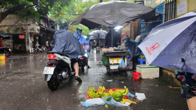 Hà Nội: Người dân đi chợ sớm trước khi bão số 3 đổ bộ - Ảnh 2.