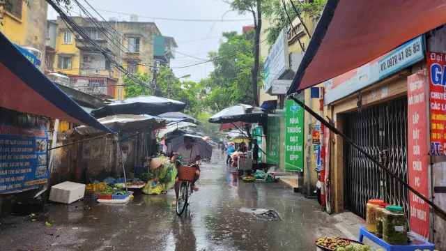 Hà Nội: Người dân đi chợ sớm trước khi bão số 3 đổ bộ - Ảnh 8.