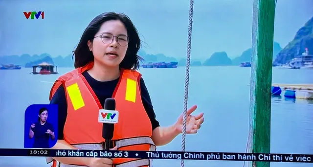 Phóng viên VTV tỏa đi các địa phương đưa tin bão số 3 - Ảnh 11.