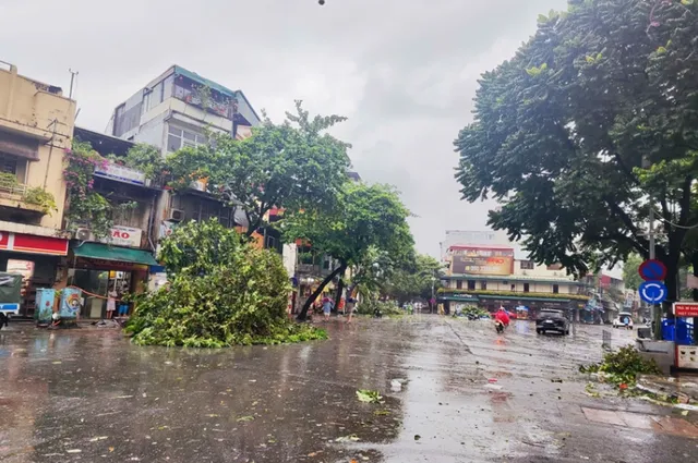 Hà Nội mưa to, gió lớn, nhiều người không thể về nhà - Ảnh 1.