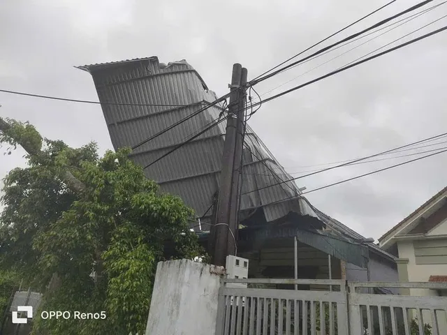 VIDEO: Bão số 3 gây mưa kèm dông gió mạnh quật bay mái tôn, cây xanh nhiều địa phương - Ảnh 4.