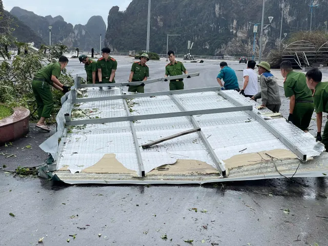 TP Hạ Long căng mình khắc phục hậu quả bão số 3 - Ảnh 1.