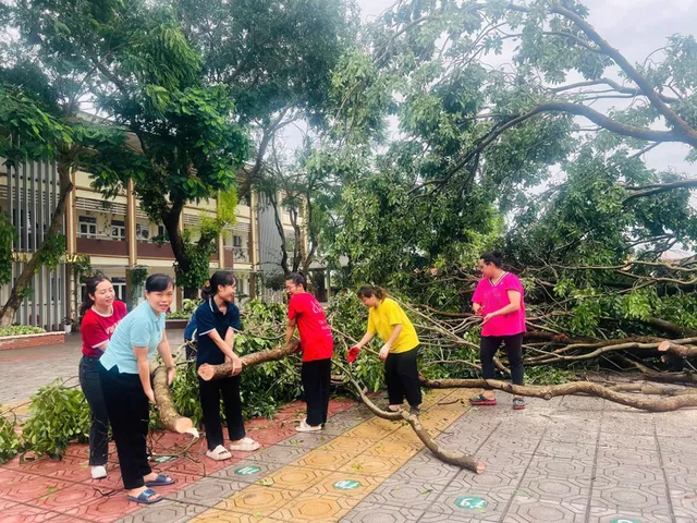 Đón học sinh trở lại sau bão Yagi, các trường học khẩn trương dọn dẹp - Ảnh 6.