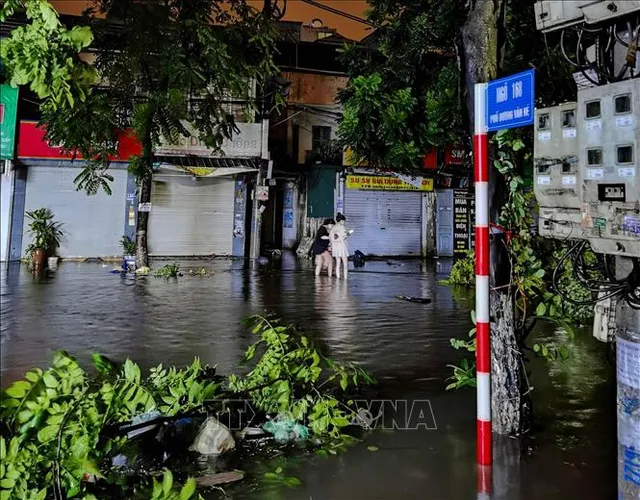 Bão số 3: Mưa lớn gây ngập úng trên các tuyến phố, khu đô thị tại Hà Nội - Ảnh 4.