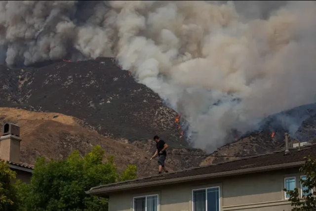 Cháy rừng ở Los Angeles đe dọa hàng chục nghìn ngôi nhà, cư dân buộc phải sơ tán - Ảnh 1.