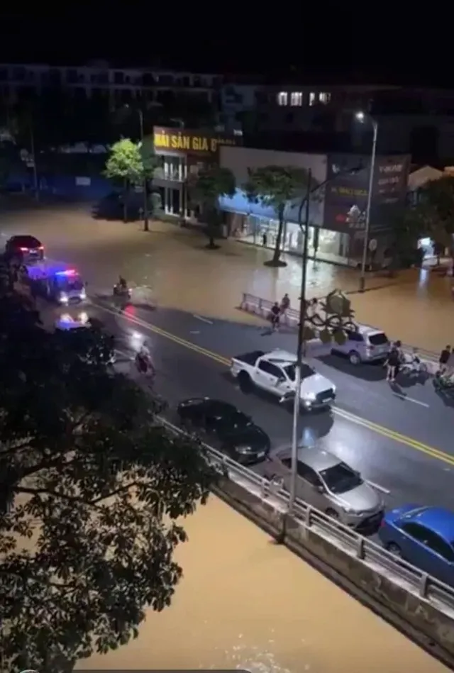 Nước sông Cầu dâng cao kỷ lục, dân Thái Nguyên thâu đêm chạy lụt - Ảnh 2. Nước sông Cầu dâng cao kỷ lục, dân Thái Nguyên thâu đêm chạy lụt - Ảnh 2.