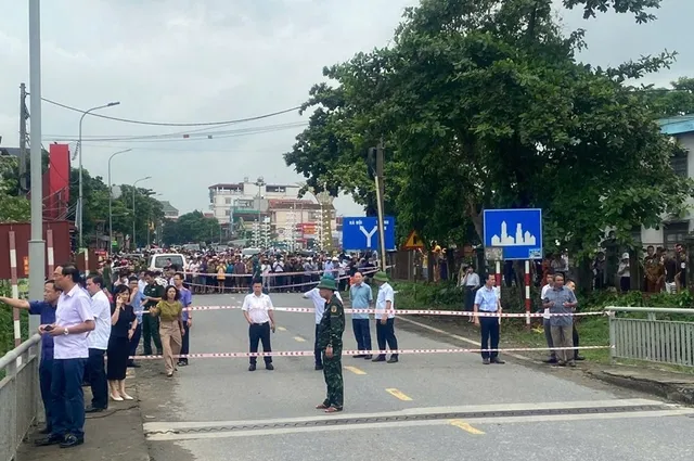 Sập cầu Phong Châu (Phú Thọ), nhiều phương tiện rơi xuống sông - Ảnh 5.