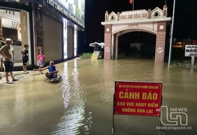 Nước sông Cầu dâng cao kỷ lục, dân Thái Nguyên thâu đêm chạy lụt - Ảnh 4. Nước sông Cầu dâng cao kỷ lục, dân Thái Nguyên thâu đêm chạy lụt - Ảnh 4.