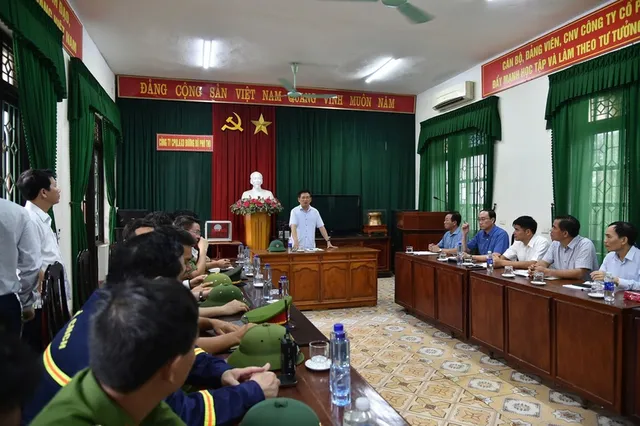 Vụ sập cầu Phong Châu: Cứu được 5 người, 8 phương tiện bị rơi xuống sông Hồng - Ảnh 1. Vụ sập cầu Phong Châu: Cứu được 5 người, 8 phương tiện bị rơi xuống sông Hồng - Ảnh 1.