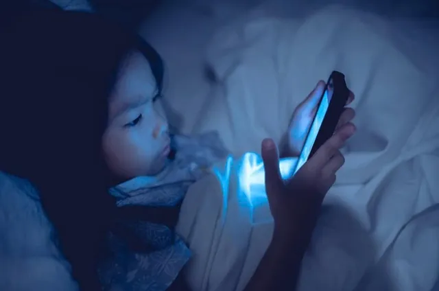 Mỗi phút tiếp xúc ánh sáng xanh phá hủy hàng triệu tế bào nhãn cầu - Ảnh 1.