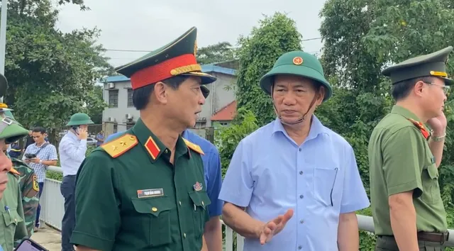 Vụ sập cầu Phong Châu: Phó Thủ tướng Hồ Đức Phớc trực tiếp kiểm tra tại hiện trường - Ảnh 2. Vụ sập cầu Phong Châu: Phó Thủ tướng Hồ Đức Phớc trực tiếp kiểm tra tại hiện trường - Ảnh 2.