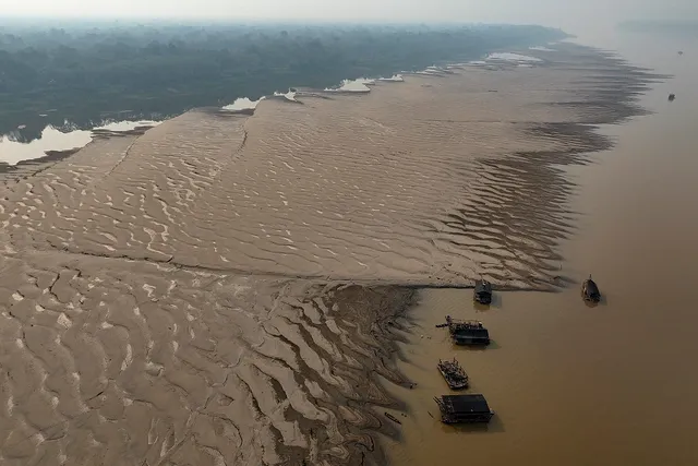 Sông Amazon cạn trơ đáy, thuyền bè mắc cạn - Ảnh 1.