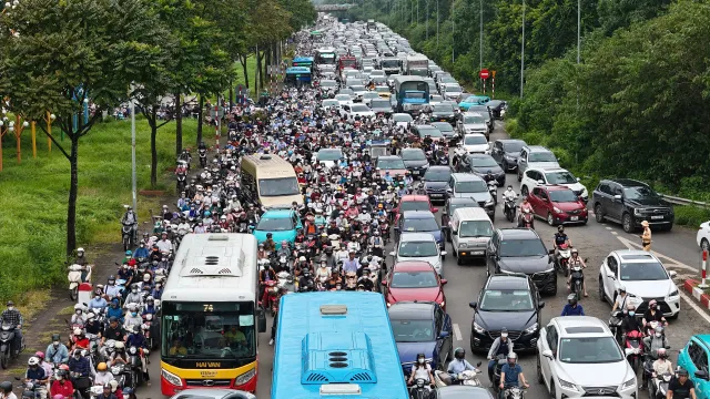 Đại lộ Thăng Long ùn tắc nghiêm trọng kéo dài hàng chục cây số sáng đầu tuần - Ảnh 8.