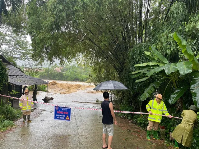Lào Cai trắng đêm di dời dân khỏi vùng nguy cơ sạt lở, ngập lụt - Ảnh 1. Lào Cai trắng đêm di dời dân khỏi vùng nguy cơ sạt lở, ngập lụt - Ảnh 1.