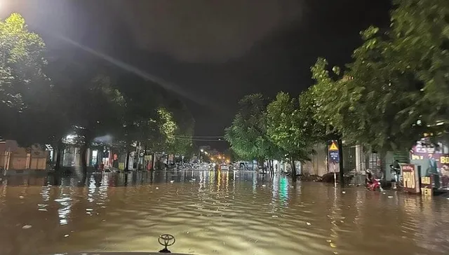Nước sông Cầu dâng cao kỷ lục, dân Thái Nguyên thâu đêm chạy lụt - Ảnh 1. Nước sông Cầu dâng cao kỷ lục, dân Thái Nguyên thâu đêm chạy lụt - Ảnh 1.