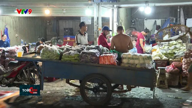 Tiểu thương chợ đầu mối gặp khó vì tình trạng buôn bán tự phát bao vây