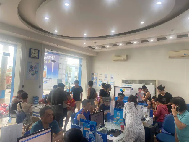 Nhà mạng nỗ lực khắc phục mạng lưới sau bão Yagi - Ảnh 3. Nhà mạng nỗ lực khắc phục mạng lưới sau bão Yagi - Ảnh 3.