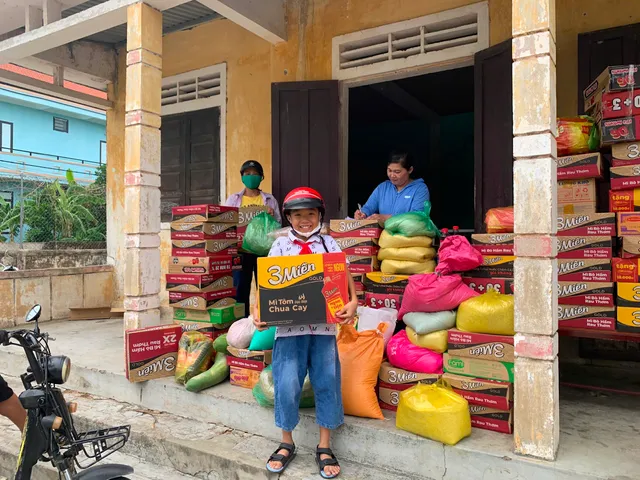 Ngư dân miền biển Lệ Thủy gửi thuyền, nhu yếu phẩm giúp bà con vùng lũ miền Bắc - Ảnh 5.