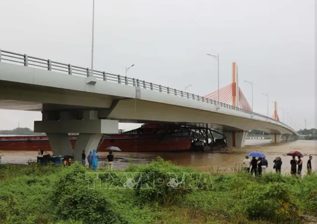 Nước sông lô dâng cao, một tàu bị đứt dây neo trôi mắc kẹt vào cầu Vĩnh Phú (Phú Thọ) - Ảnh 1.