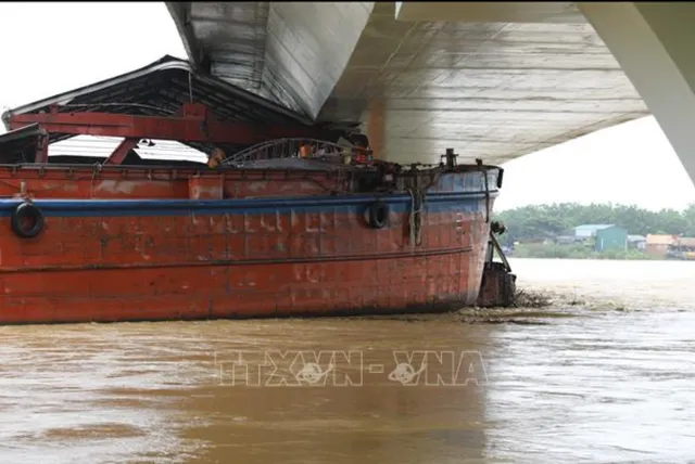 Nước sông lô dâng cao, một tàu bị đứt dây neo trôi mắc kẹt vào cầu Vĩnh Phú (Phú Thọ) - Ảnh 2.