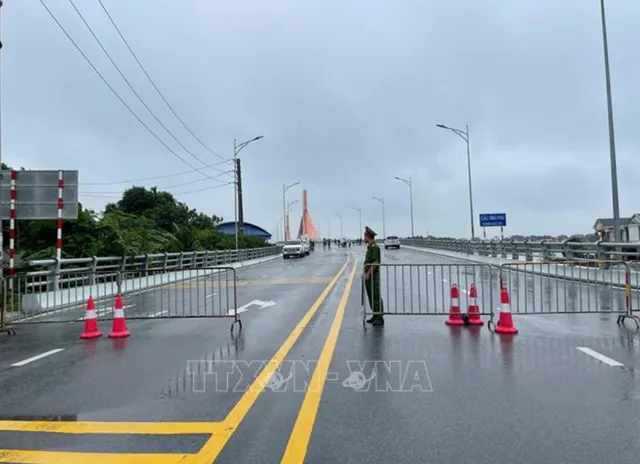 Nước sông lô dâng cao, một tàu bị đứt dây neo trôi mắc kẹt vào cầu Vĩnh Phú (Phú Thọ) - Ảnh 3.