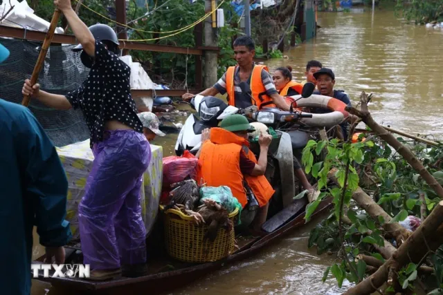 Nước lên nhanh, nhiều nóc nhà bên kia bãi sông Hồng dần biến mất - Ảnh 2.