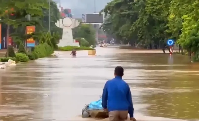 Nước sông Lô qua TP Tuyên Quang vượt báo động 3 gây ngập úng tất cả tuyến đường chính - Ảnh 1.