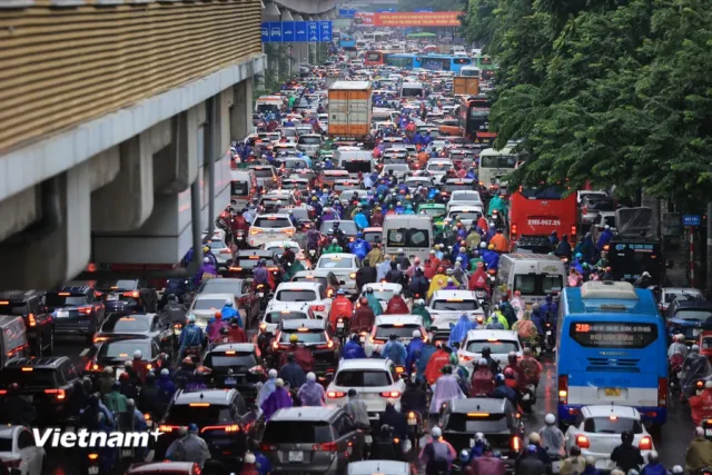 Hà Nội ùn tắc kéo dài, nước ngập sâu một số tuyến phố sau trận mưa lớn đêm 9/9 - Ảnh 5.