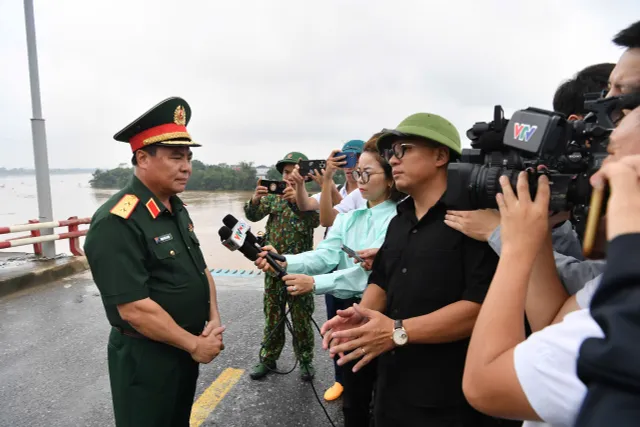 Phú Thọ: Chuẩn bị tiến hành lắp đặt cầu phao tại cầu Phong Châu - Ảnh 1.