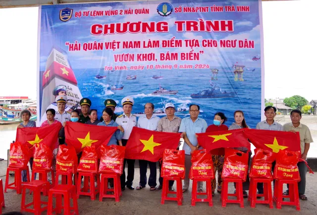 “Hải quân Việt Nam làm điểm tựa cho ngư dân vươn khơi, bám biển” - Ảnh 1.