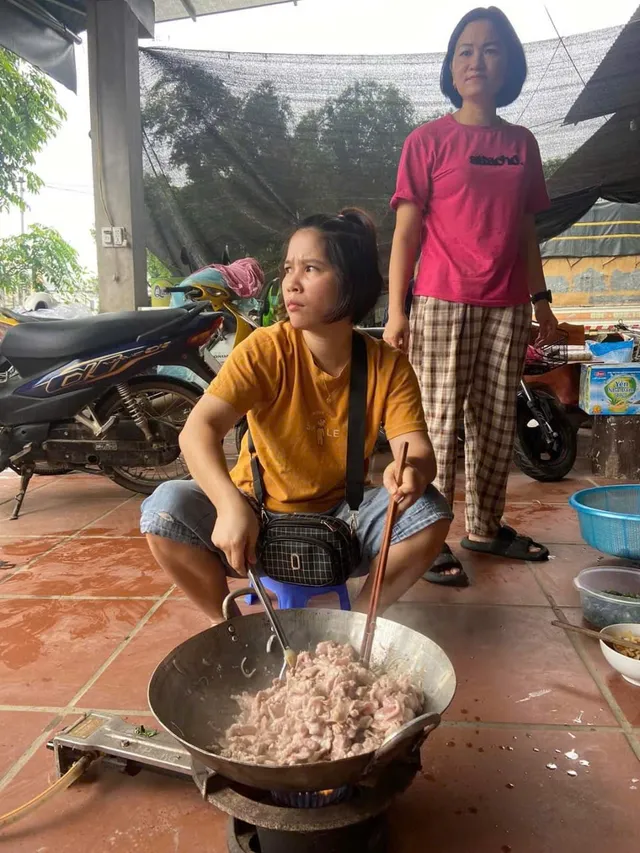 Tuyên Quang: Ấm áp những bữa cơm ngày lũ - Ảnh 1.