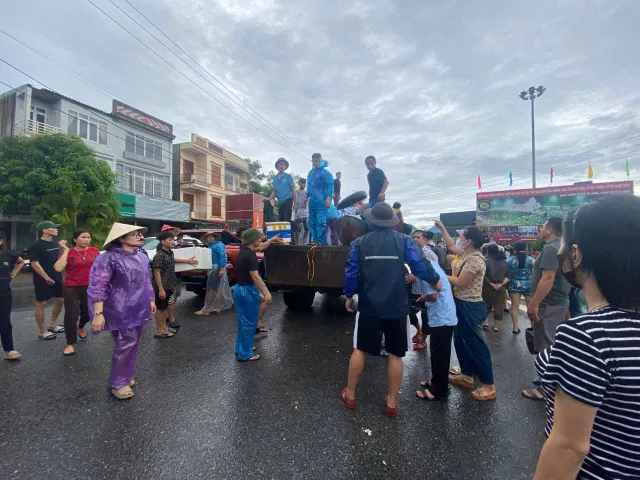 Tuyên Quang: Ấm áp những bữa cơm ngày lũ - Ảnh 8.