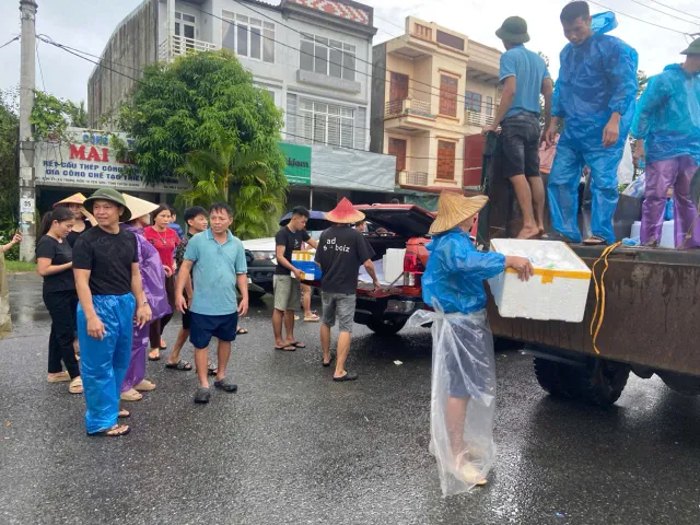 Tuyên Quang: Ấm áp những bữa cơm ngày lũ - Ảnh 5.