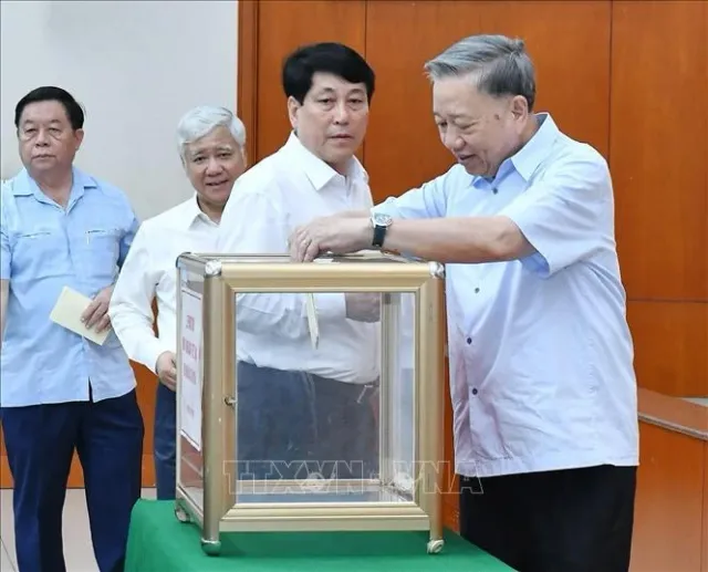 Top leader attends launch of support campaign for Typhoon Yagi victims - Ảnh 1.