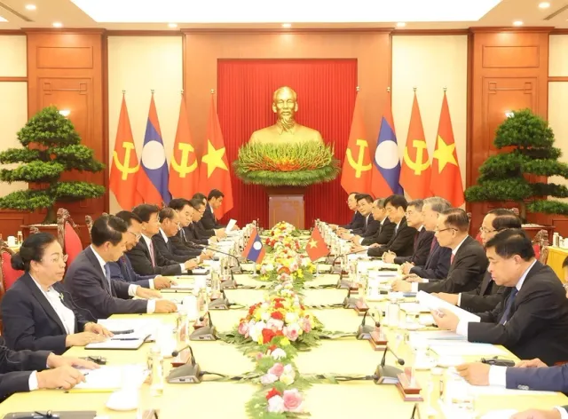 Top leaders of Vietnam and Laos hold talks in Hanoi - Ảnh 1.