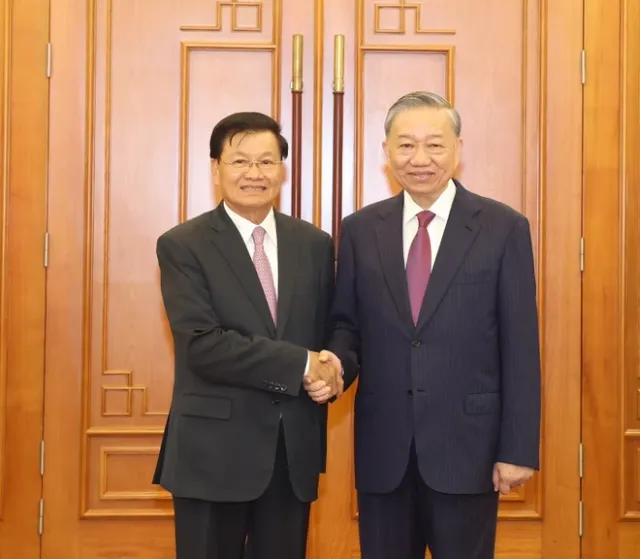 Top leaders of Vietnam and Laos hold talks in Hanoi - Ảnh 2.