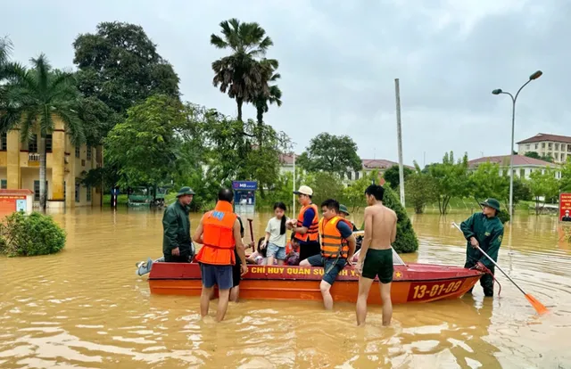 Lực lượng quân đội, công an lăn xả vào vùng ngập lụt, sạt lở hỗ trợ nhân dân - Ảnh 1.