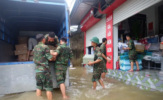 Lực lượng quân đội, công an lăn xả vào vùng ngập lụt, sạt lở hỗ trợ nhân dân - Ảnh 2.