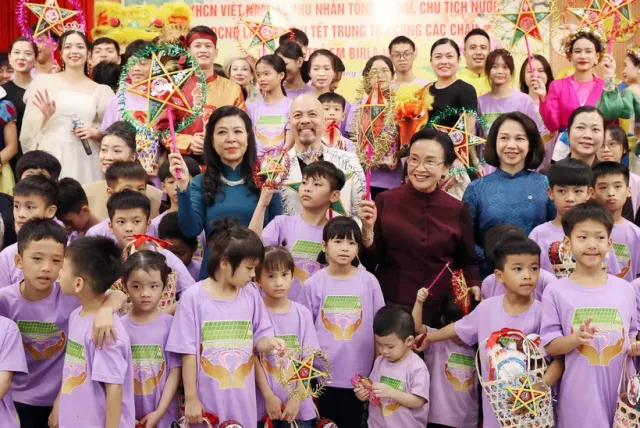 Spouses of Vietnamese, Lao leaders visit Birla Childrens Village Hanoi - Ảnh 1.