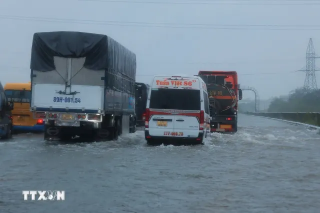 Hà Nội: Một số khu vực trên các tuyến phố, khu đô thị ngập sâu trong nước - Ảnh 2.