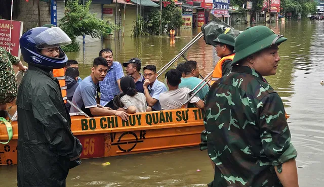 Tuyên Quang ứng trực 24/24 hỗ trợ di dời dân tới nơi an toàn - Ảnh 1.