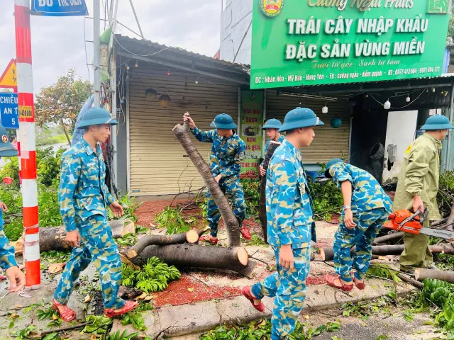 Cán bộ, chiến sĩ Phòng không - Không quân giúp dân khắc phục hậu quả cơn bão số 3 - Ảnh 3.