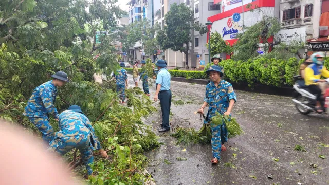 Cán bộ, chiến sĩ Phòng không - Không quân giúp dân khắc phục hậu quả cơn bão số 3 - Ảnh 1.